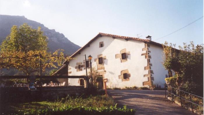 fachada 1 casa rural Mitarte Garai en Gipuzkoa