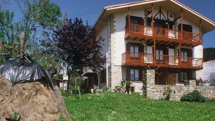 Fachada agroturismo Madalen Aurrekoa en Bizkaia