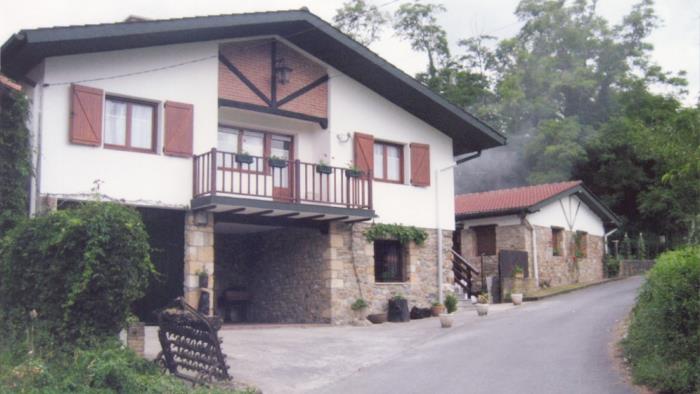 fachada casa rural Barturen en Bizkaia