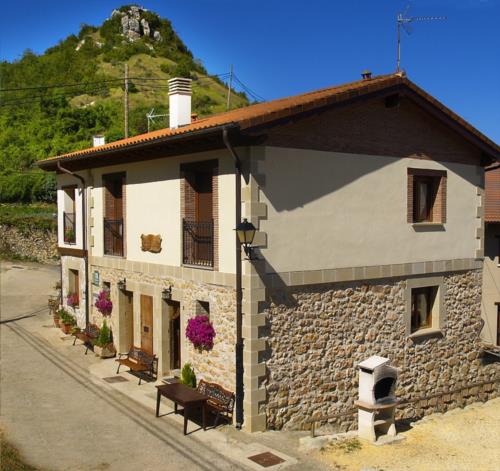 Fachada 1 casa rural Gaztelubidea en Alava