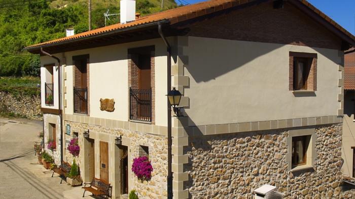 Fachada casa rural Gaztelubidea en Alava