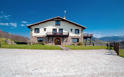 fachada agroturismo Peluaga en Gipuzkoa