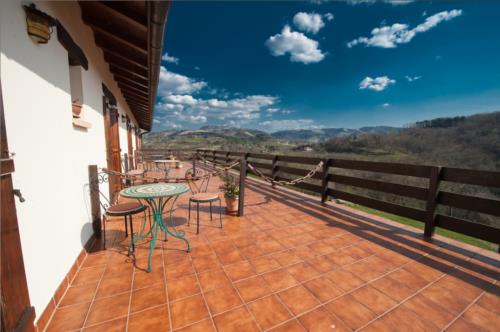 terraza agroturismo Peluaga en Gipuzkoa
